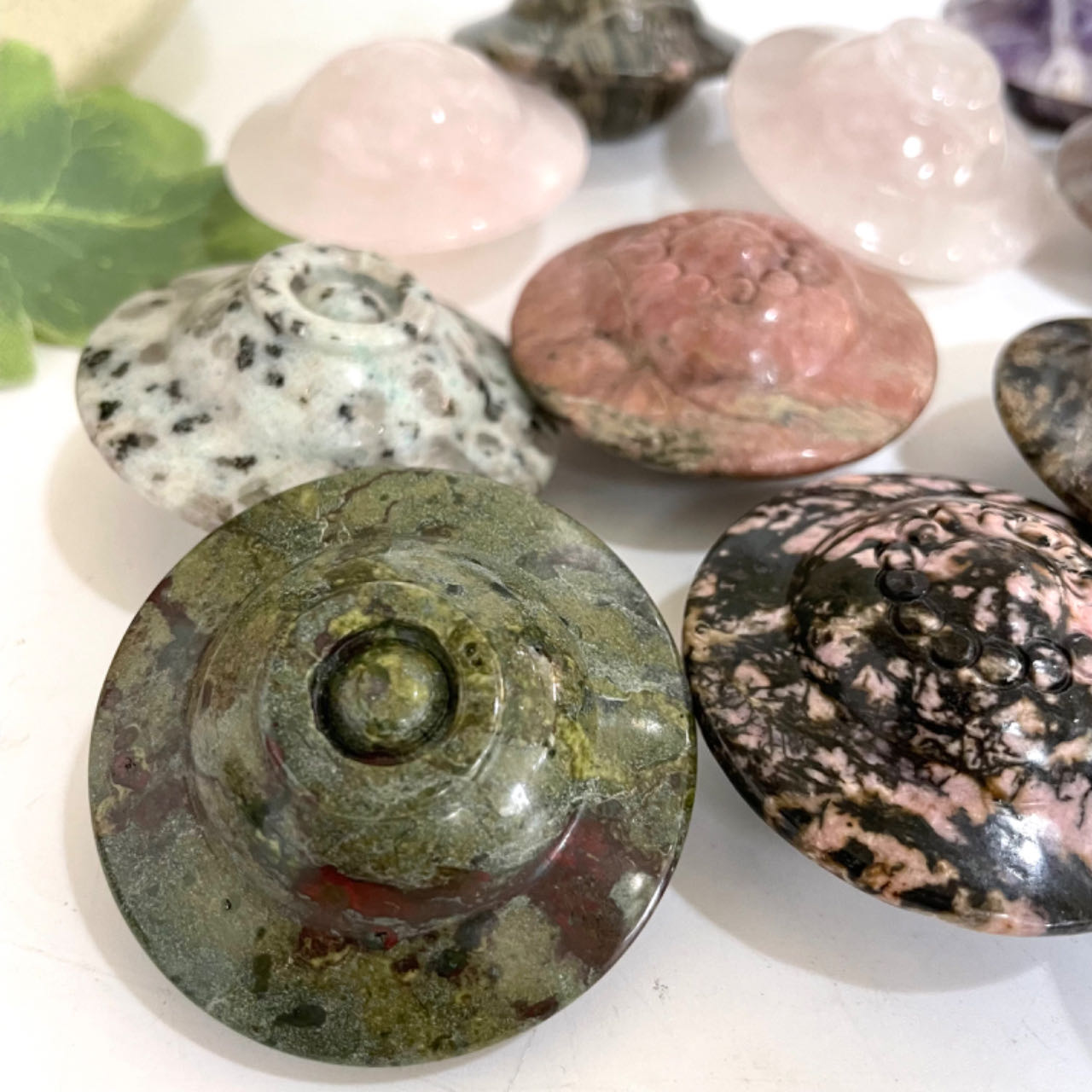 Different Maerail UFO Crystal Clear Quartz Rose Quartz Dalmatian Jasper Amethyst Stochastic 10PCS about 5CM From IG Crystal
